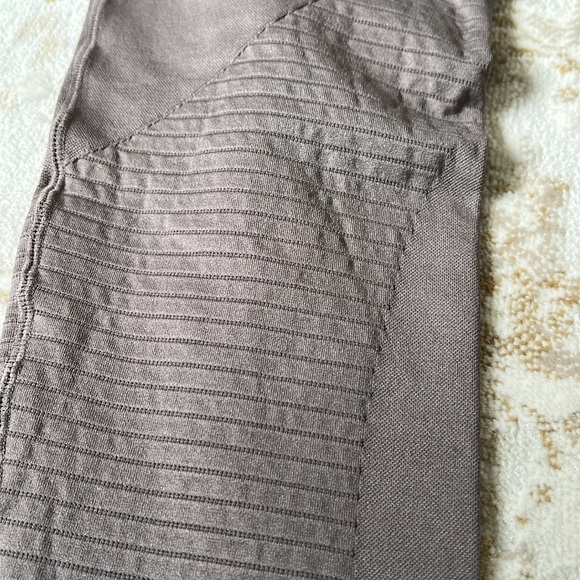 Taupey Purple Seamless Leggings with Small Cutout Designs Sz S - Picture 4 of 11